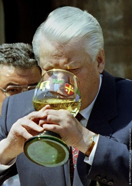 Борис Ельцин перед праздничным парадом в Берлине, 1994 год.
Больше..0