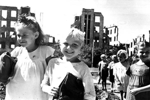 Дети идут в школу. Сталинград, 1945 год
..0