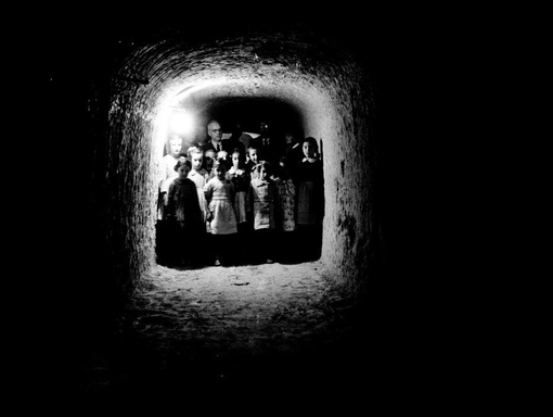 Дети укрываются в подземном убежище, чтобы избежать взрывов...0