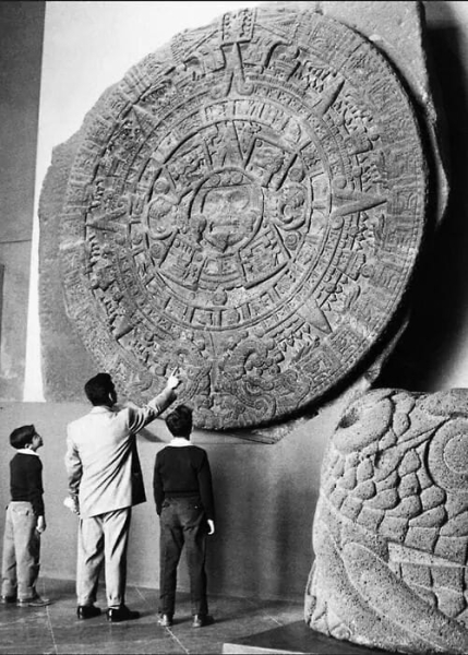 Древний календарь ацтеков
..0