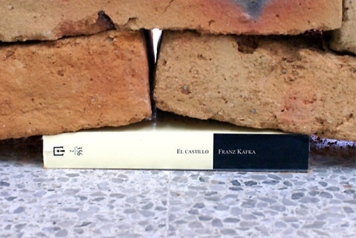 Единственная книга может повлиять на самое крепкое строение...2