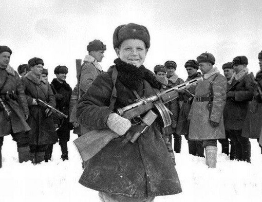 Это Вова, он разведчик и ему 15 лет, 1942-ой год.
Больше исторических..0