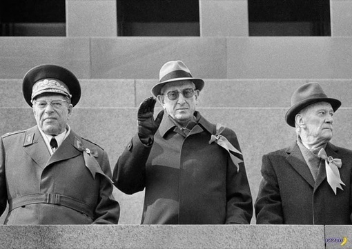 Гражданин, почему вы не на работе? 
В августе 1983 года в СССР вышло..0