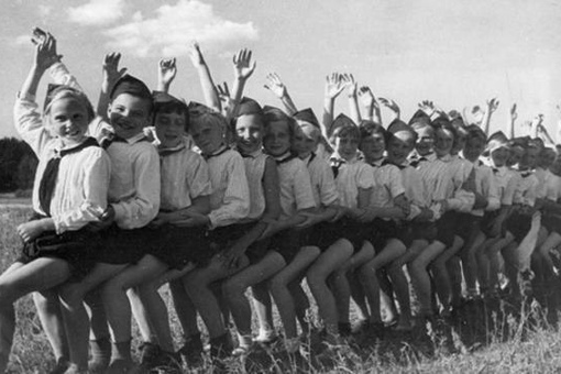 Игра «Пионерская Скамеечка». Пионерлагерь 1937 год
Больше..0