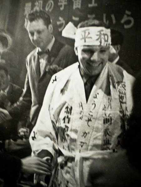 Юрий Гагарин во время визита в Японию, 1962 год.
Больше..0
