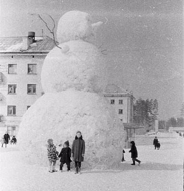 Когда снеговики были большими...
..0