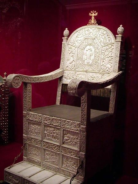 Костяной трон Ивана Грозного считается самым древним русским..0