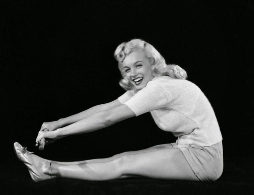 Мэрилин Монро занимается йогой, 1948 год.
..8
