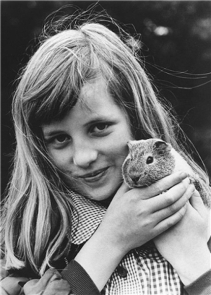 Молодая принцесса Диана и ее морская свинка. 1970-е
Больше..0