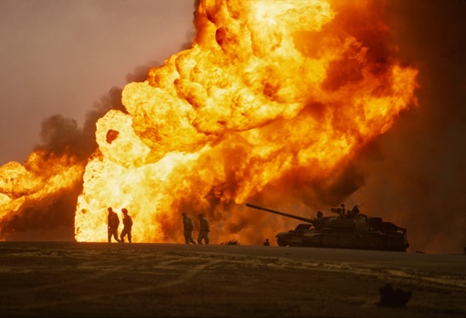 Морские пехотинцы США перед горящими нефтяными месторождениями,..0