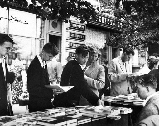 Москва. Торговля книгами на улице, 1958 г.
..0