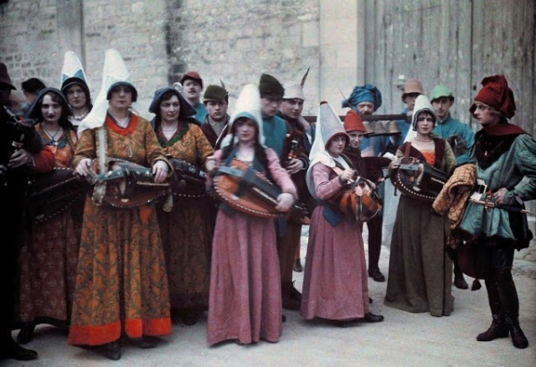 На фестивале Жанны д'Арк в Орлеане, Франция, 1932 год.
Больше..0