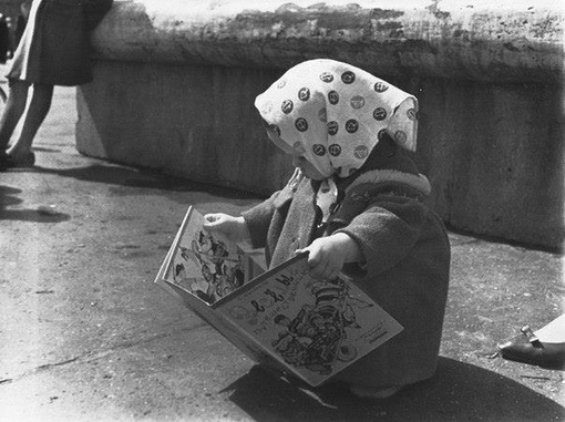 На книжной ярмарке Театральной площади Кирова, 1960-е.
Больше..0