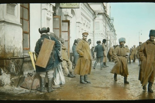 На железнодорожном вокзале. Москва. Советская Россия. 1918г.
Больше..0