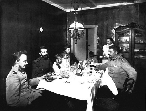 Обед армейского офицера. Санкт-Петербург. 1900-е
Больше..0