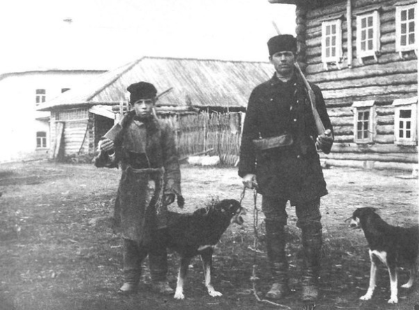 Отец с сыном перед охотой. Вятская губ., Глазовский у. 1907 г.
Больше..0