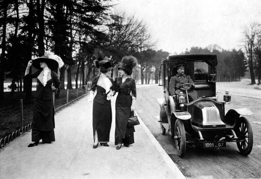 Парижские модницы на прогулке. 1910-е гг.
..0