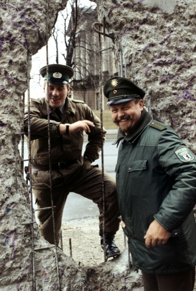 Пограничник ГДР и полицейский ФРГ у Берлинской стены, Берлин, 1990..0