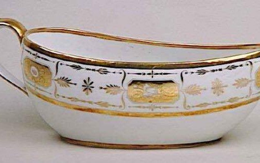 Покупая очаровательную антикварную соусницу, убедитесь, что это..0