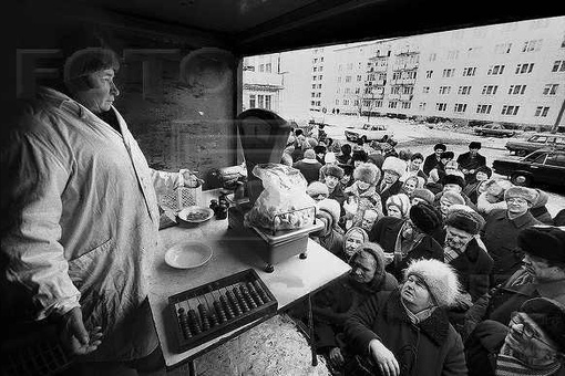 Продовольственная очередь в СССР. Вторая половина 80-х.
Больше..0