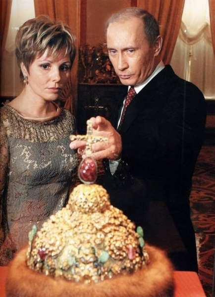 Путин, дочка Гагарина и шапка Мономаха...
Больше исторических..0