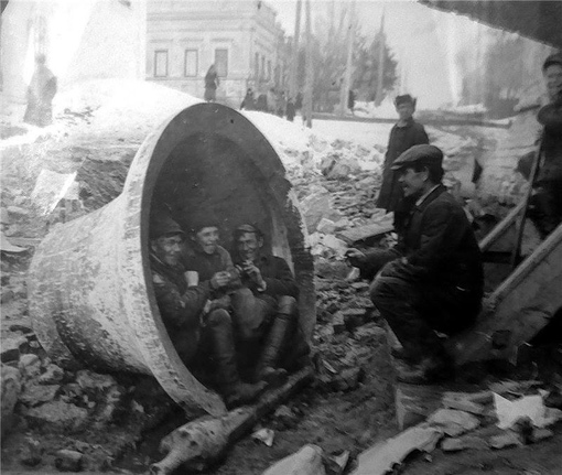 Рабочие отдыхают в сброшенном ими церковном колоколе, 1933..0