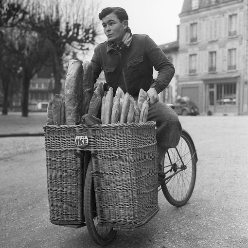 Развозчик багетов в Париже, 1952 год
..0