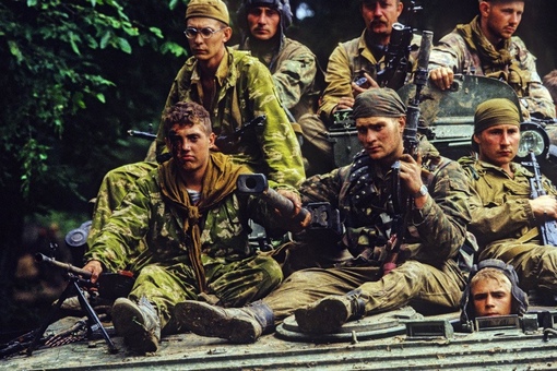 Российские военные едут по дороге Чечни после боя, Чечня, май 1995..0