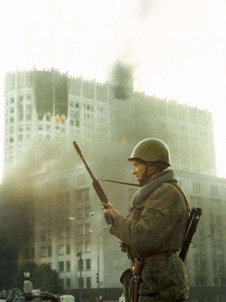 Российский солдат на фоне горящего здания Белого дома. Москва. 4..0