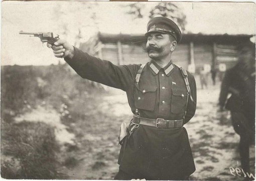 Семен Буденный стреляет из револьвера, конец 1920-х годов.
Больше..0