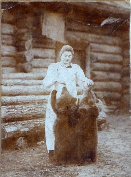 Сибирячка и зашедшие в гости медвежата... 1900 г.
Больше..0