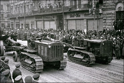 Советские войска входят в город, Львов, 1939 год.

По версии..0