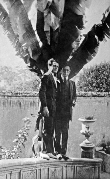 Советский поэт Владимир Маяковский (справа). 1925 г. Мексика.
Больше..0