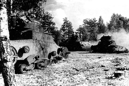 Т-34 с десантом двигаются по полю, на котором в 1941 г. погибли танки..0