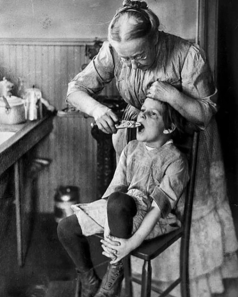 Удаление зуба в домашних условиях, 1920-е, США.
Больше исторических..0