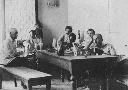 В сибирской тюрьме. Около 1900 года
..0