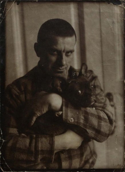 Владимир Маяковский с собакой Булькой. Фотография Осипа Брика...0