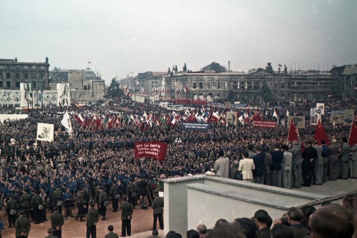 Восточный Берлин 1951 года в цвете.
..7