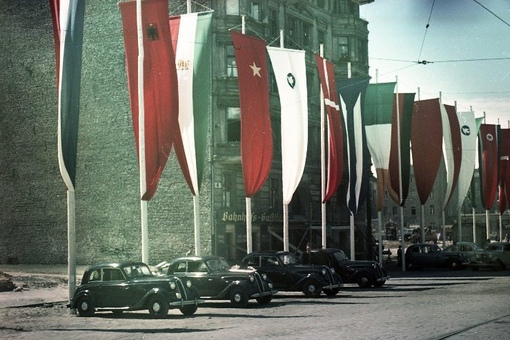Восточный Берлин 1951 года в цвете.
..1