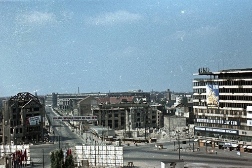 Восточный Берлин 1951 года в цвете.
..9