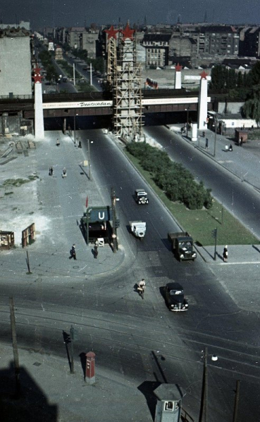 Восточный Берлин 1951 года в цвете.
..2