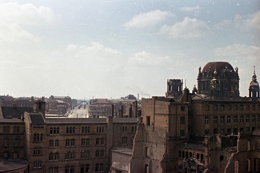 Восточный Берлин 1951 года в цвете.
..3