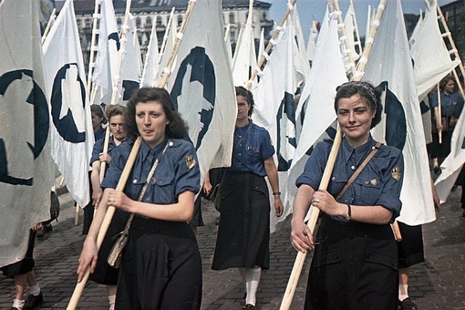 Восточный Берлин 1951 года в цвете.
..6