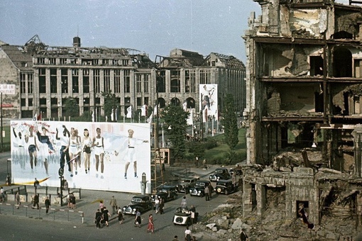 Восточный Берлин 1951 года в цвете.
..0