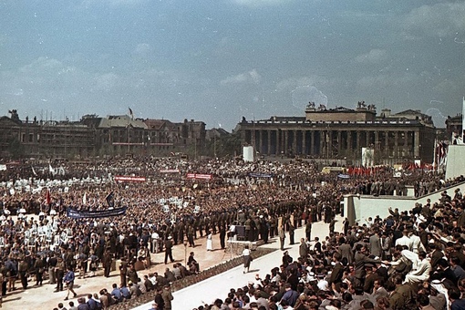 Восточный Берлин 1951 года в цвете.
..8