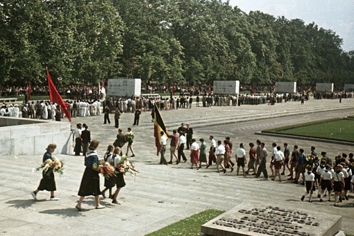 Восточный Берлин 1951 года в цвете.
..4