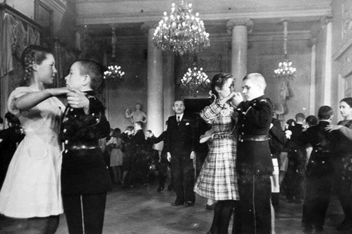 Выпуск Нахимовского училища. 1948 г. Ленинград. СССР.
Больше..0