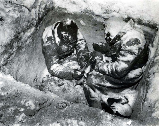 Замерзшие в окопе красноармейцы 44-й дивизии, Финляндия, 1940..0
