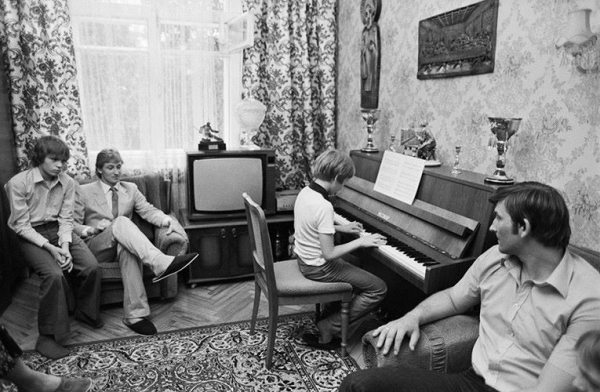 1982 г. Уэйн Гретцки в гостях у Владислава Третьяка
Больше..0