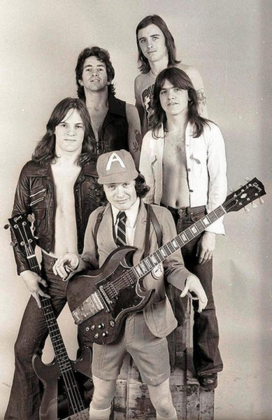 AC/DC, Австралия, 1975 год.
..0